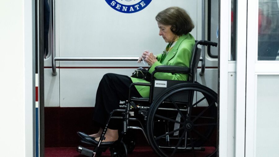 Aging US Senator Hands Power of Attorney to Daughter