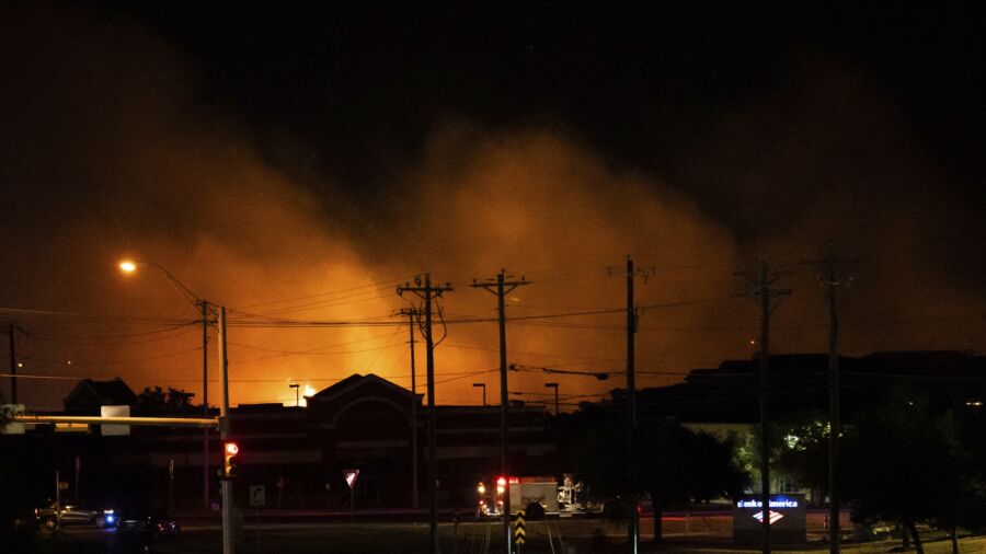 Hundreds Flee, Building Destroyed as Grass Fire Spreads to Trees Near Texas Apartments