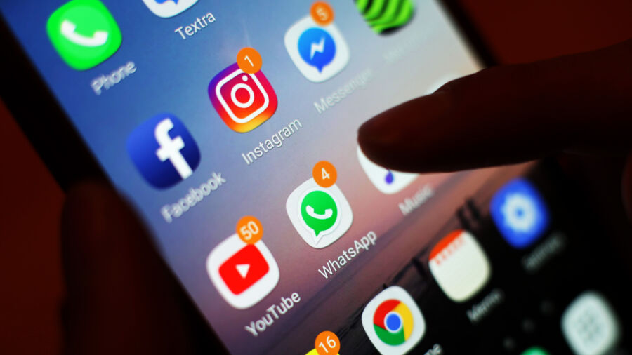 Cellphones Create Stress for Parents, Just Like for Children: Michigan Medicine Study