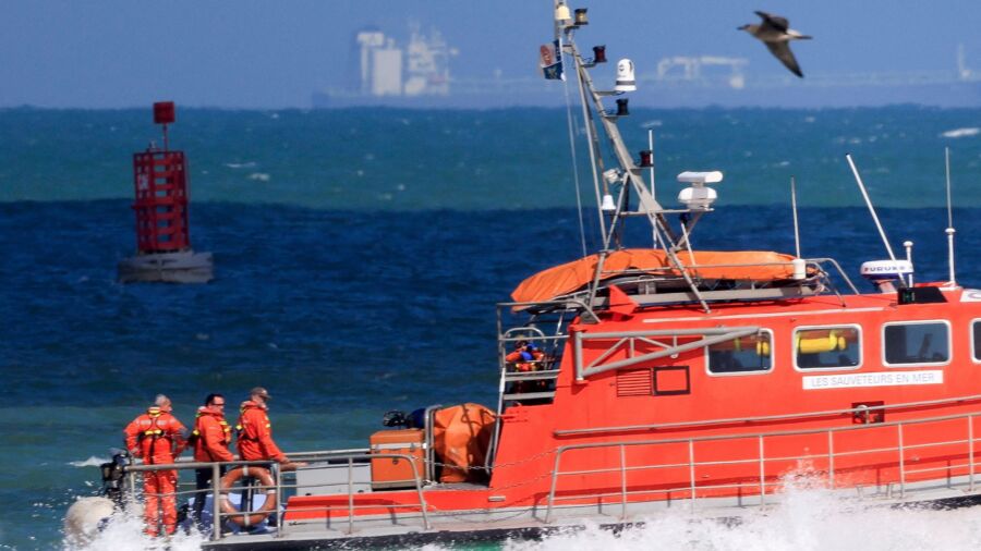 6 Dead After Migrant Boat Capsizes in English Channel