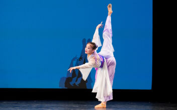 Classical Chinese Dance an Accumulation of Chinese History and Culture: Judge for NTD Competition