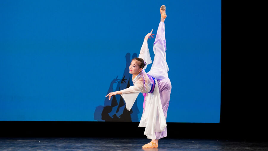 Classical Chinese Dance an Accumulation of Chinese History and Culture: Judge for NTD Competition