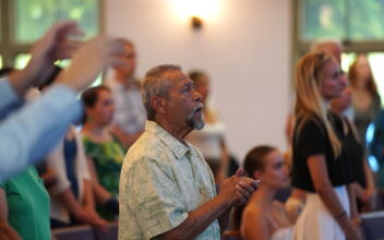 Thousands Turn Out at Sunday Church Services to Mourn Maui’s Wildfire Victims