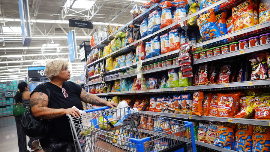 Families Spending Over $700/Month More Than in 2021 Facing Tough Choices: Economist on Inflation