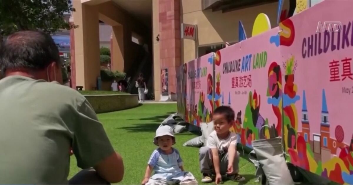 China Fertility Rate Hit Record Low in 2022: Report | NTD