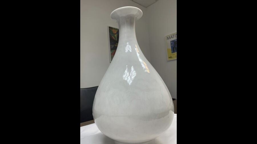 British and Swiss Police Break up a Crime Ring and Recover a Valuable Ming Vase in a Sting Operation