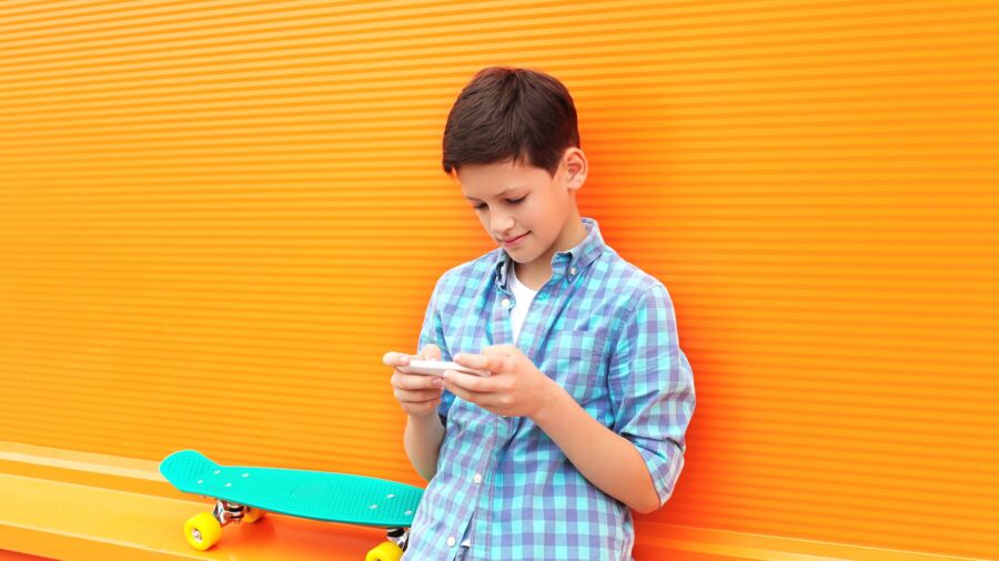Should Your Teen or Preteen Have a Smartphone? Must-Have Information for Parents