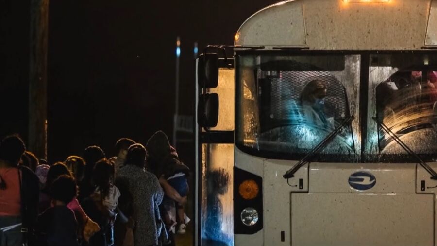 9th Illegal Immigrant Bus Arrives in Los Angeles From Texas