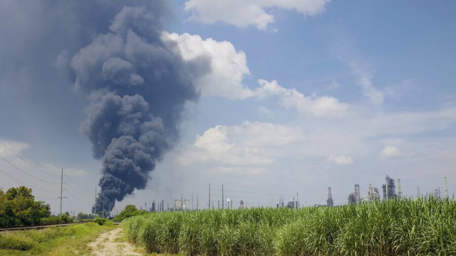 Fire at Louisiana Oil Refinery Sends Tower of Black Smoke Into the Air, but No Injuries Reported