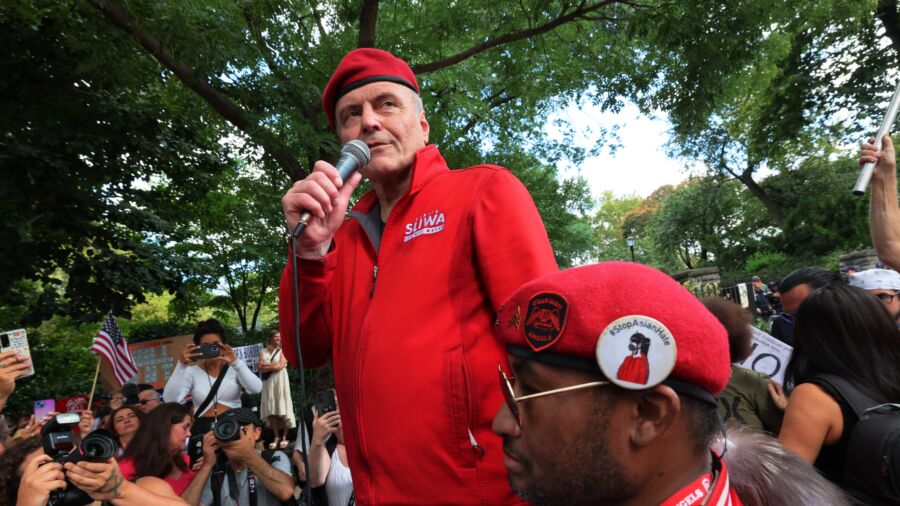 New York City Activists Protest at Mayor’s Official Residence Over Immigration Policy