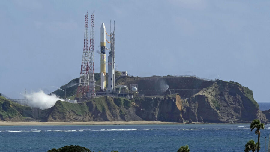 Japan Suspends H-IIA Rocket Launch for Moonshot Because of Strong Winds
