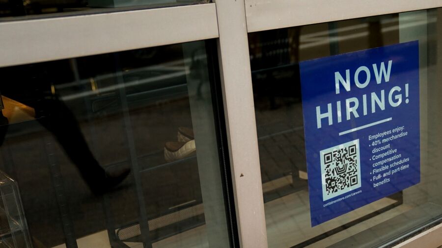 US Labor Market Loses Steam as Job Openings, Resignations Decline | NTD