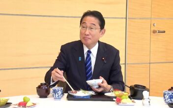 Japanese PM Kishida and Ministers Eat Fukushima Sashimi for Lunch Amid Beijing Seafood Imports Ban