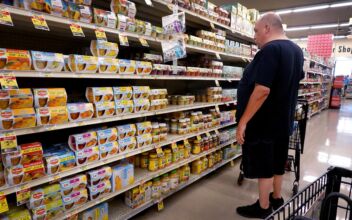 Federal Reserve’s Key Inflation Measure Jumps, Incomes Slow