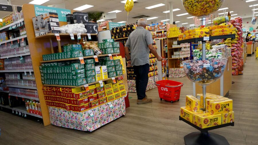 US Consumer Spending Accelerates; Declining Savings a Red Flag