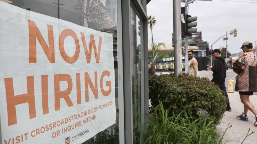 With a Cooling Economy, 'the Fed Should Stay Ahead' by Cutting Interest Rates: Finance Expert