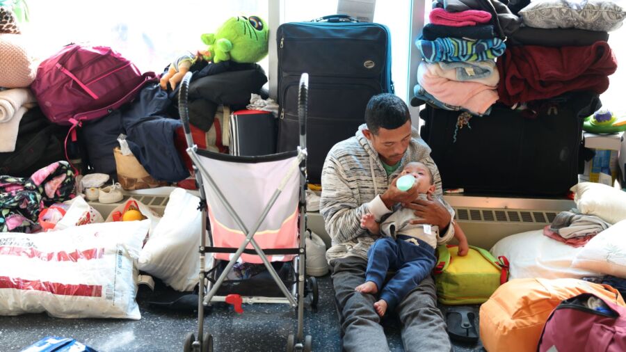 Hundreds of Illegal Immigrants Temporarily Sheltering at O’Hare International Airport, Police Stations: Reports