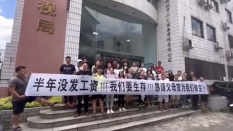 ‘Wage Hunting’: Unpaid Workers Protest Across China