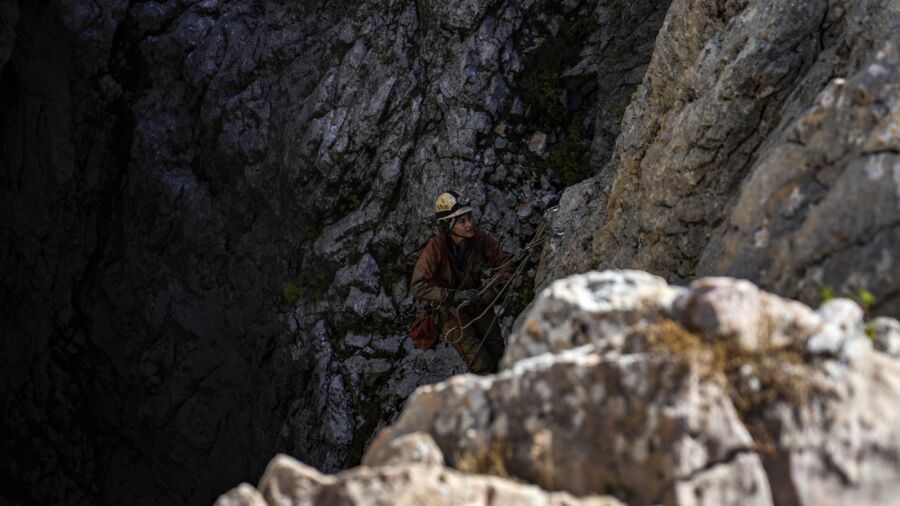 Operation to Extract American Researcher From One of the World’s Deepest Caves Advances to 700 Meters