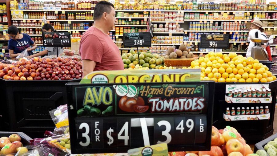US Annual Inflation Reaccelerates to 3.7 Percent in August as Oil Prices Surge