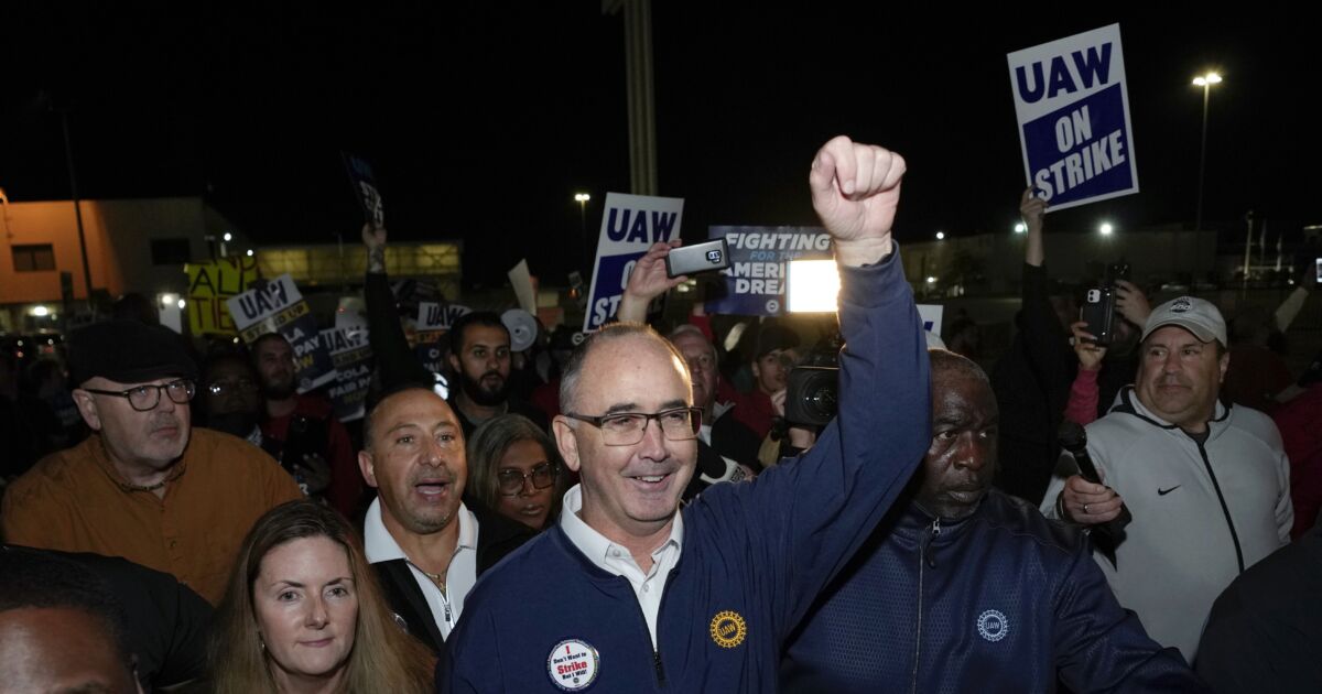 United Auto Workers Begin Historic Strike Against Ford, GM, Stellantis ...