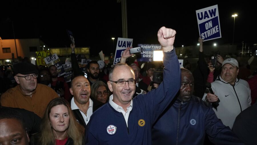 United Auto Workers Begin Historic Strike Against Ford, GM, Stellantis After Failing to Reach Deal
