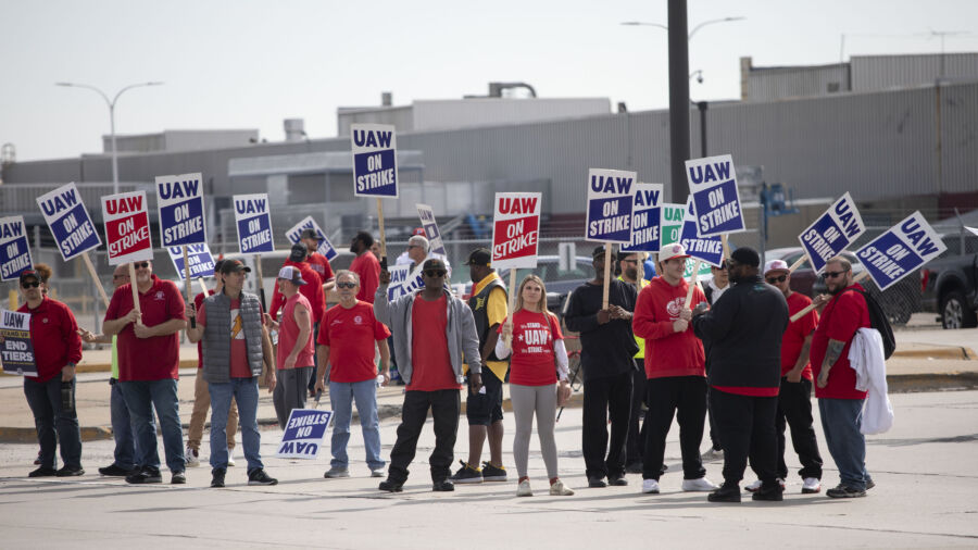 The United Auto Workers Union Strike Is 'Pro-Capitalist': Analysis of the Pushback on Biden's EV Mandate