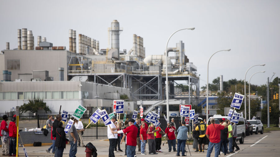 Electric Cars at the Heart of UAW Strikes: Marcois