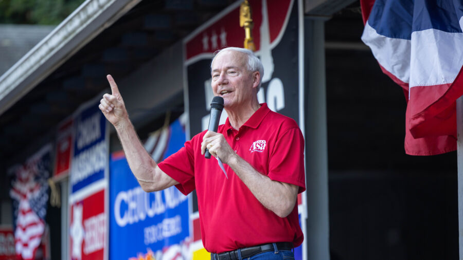 Gov. Hutchinson Campaigns for President in Iowa