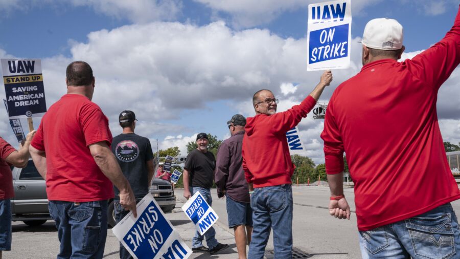 Ford Avoids Canada Walkout as UAW Prepares for More US Auto Strikes