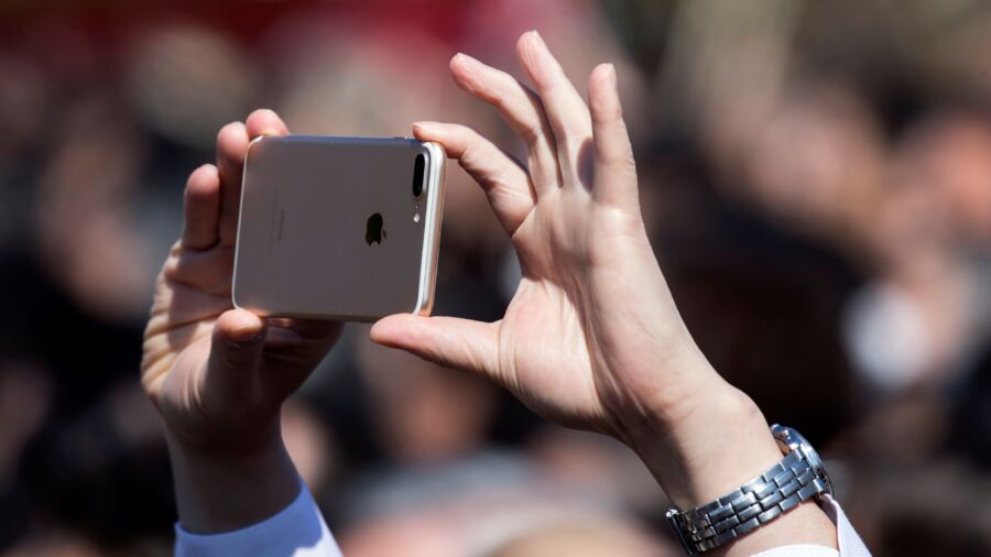 Analyst Explains Likely Reason Why Chinese Agencies Are Banning IPhones
