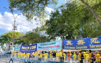 Falun Gong Adherents Stand Up for Human Rights Outside UN General Assembly