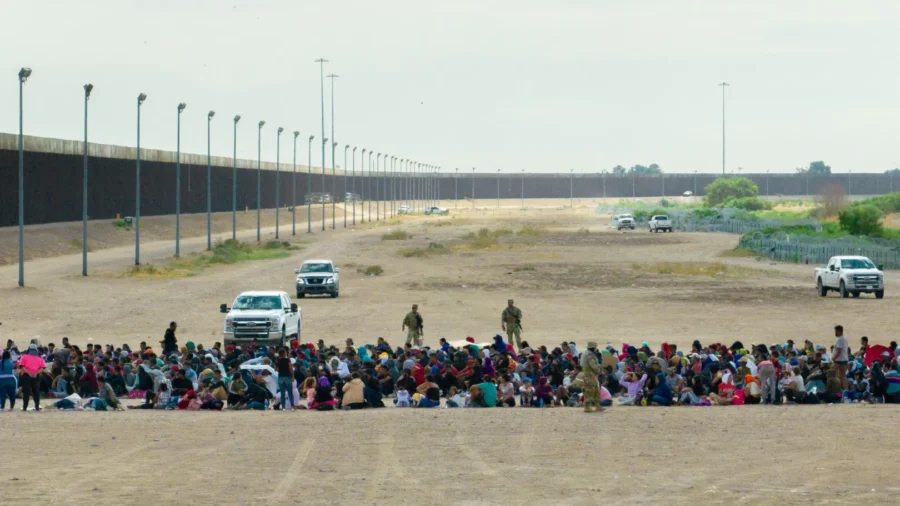Border Agents Are 'Being Used as a Ploy': Retired Special Agent for ICE