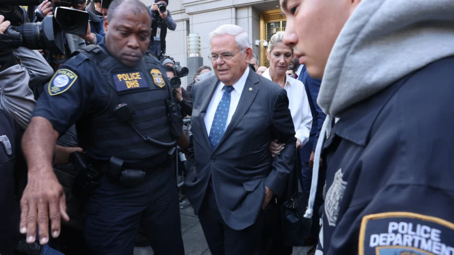 LIVE: Stakeout of Courthouse Where Senator Menendez Appears for Bribery Charges