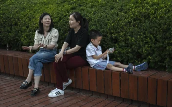 Parent Skeptical About China’s Screen Time Proposals