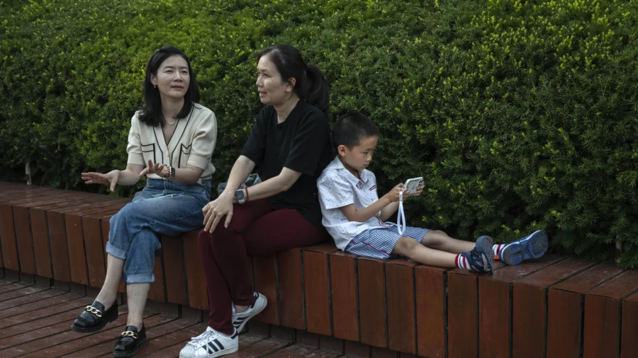 Parent Skeptical About China’s Screen Time Proposals