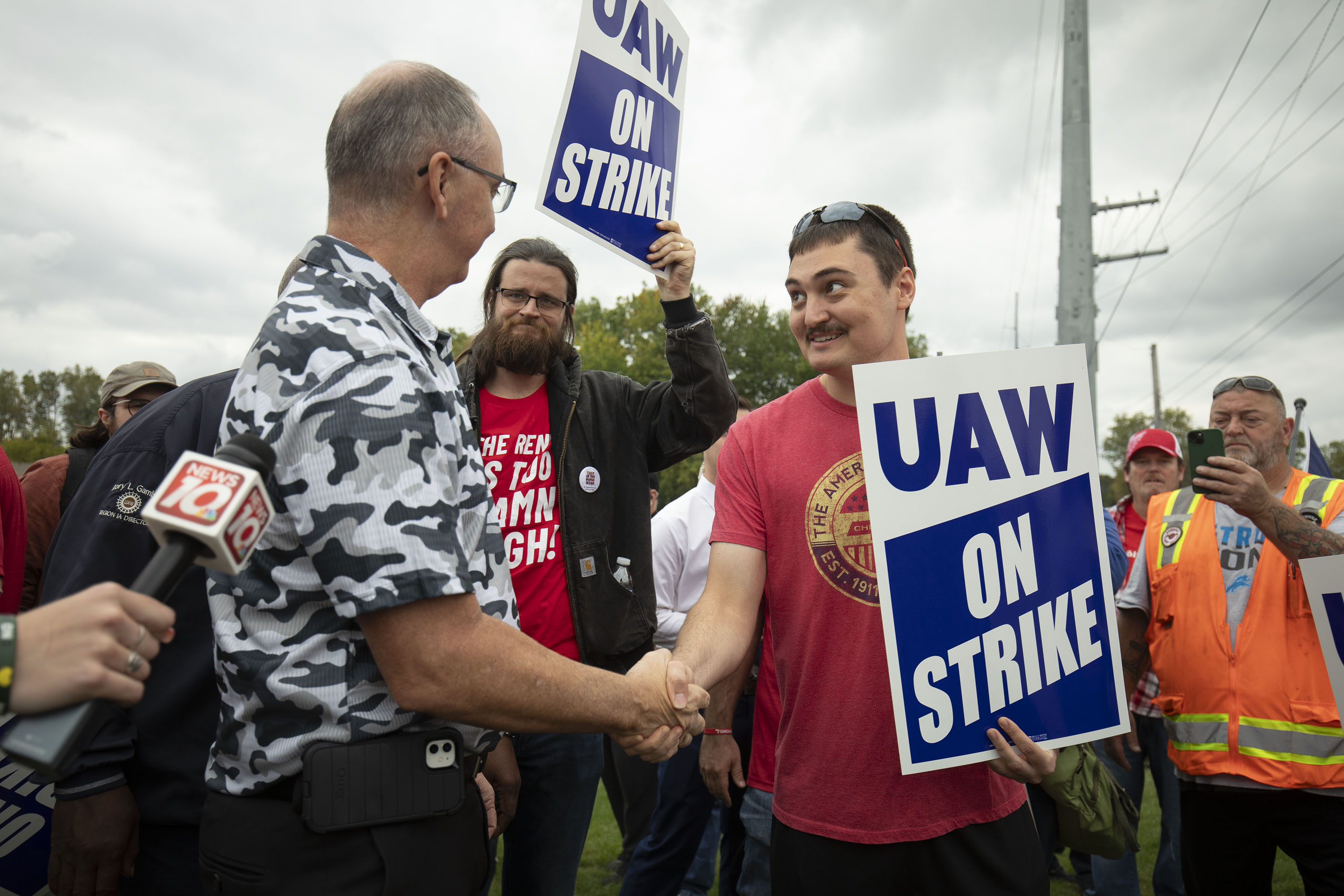 GM Reaches Tentative Deal With UAW, Ending Strikes At Detroit’s Big ...