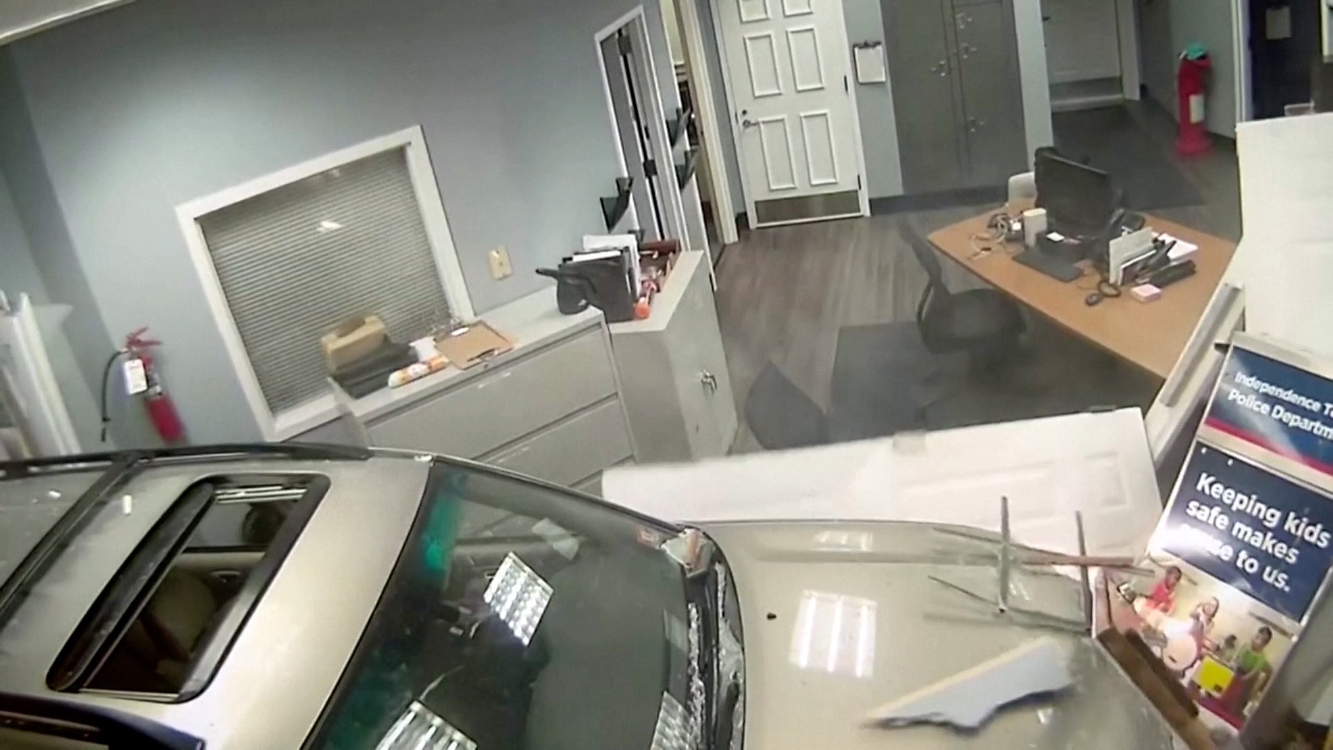 Video Footage Shows Moment Car Crashes Into New Jersey Police Station | NTD