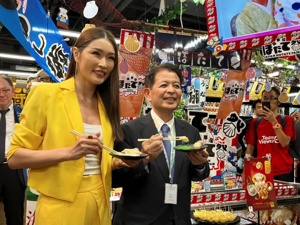 Agriculture Minister Ichiro Miyashita Promoted Japanese Scallops