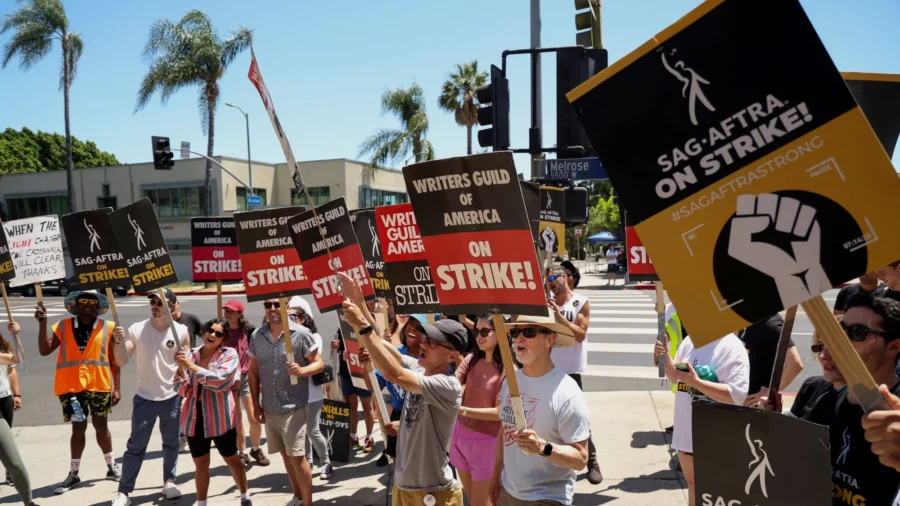 Actors on Strike in Los Angeles as Negotiation Continues