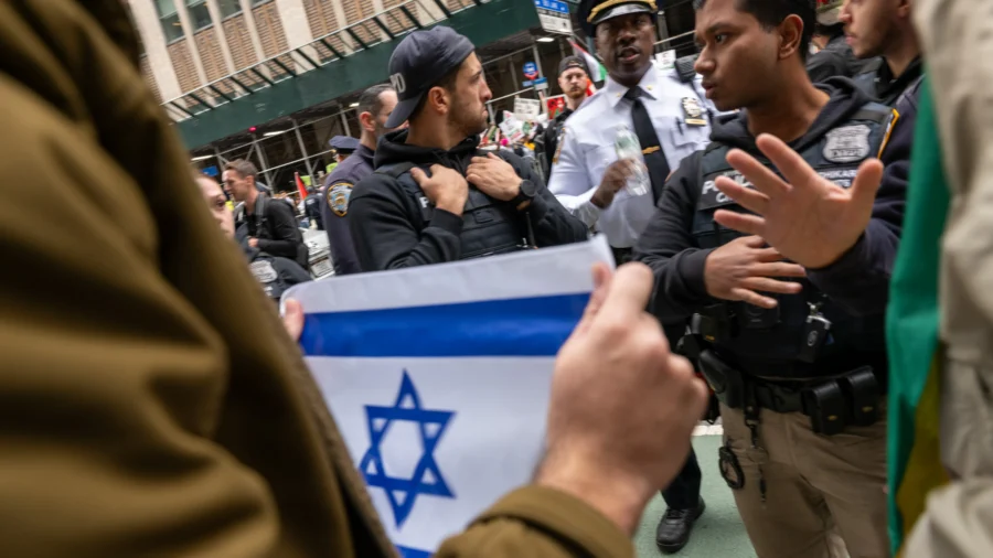 FBI, DHS Urge State and Local Law Enforcement to Boost Security in Jewish Communities