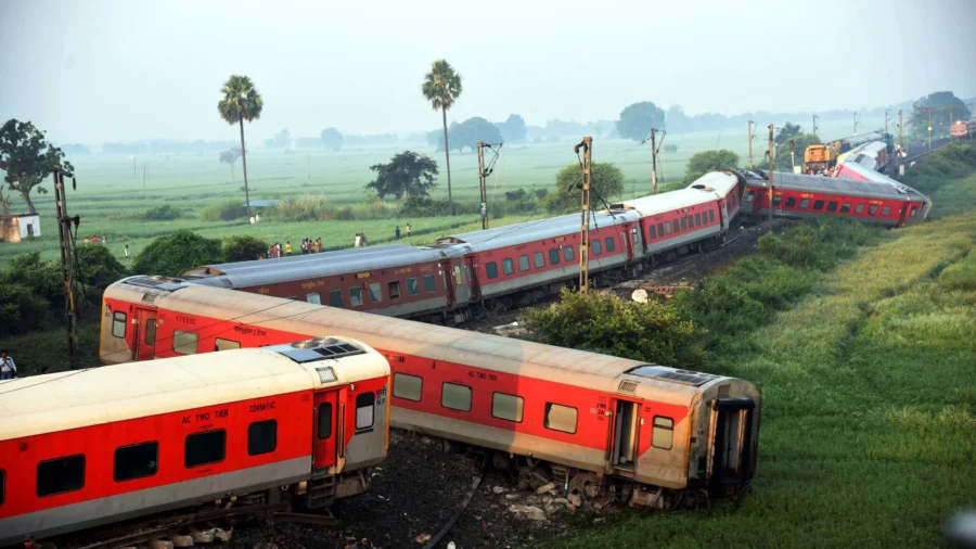 Passenger Train Derails in Eastern India, Killing 4 People and Injuring Dozens