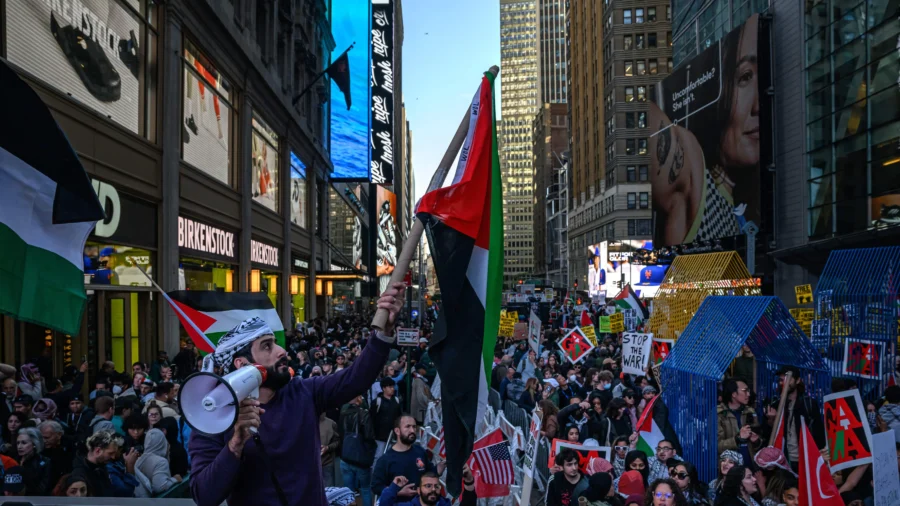 Hundreds Rally in NYC's Times Square in Solidarity With Palestine
