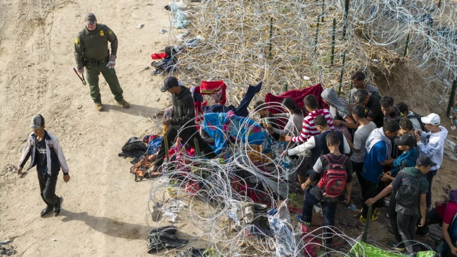 Judge Blocks Biden Administration From Damaging Razor Wire Along US–Mexico Border