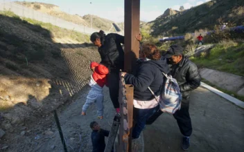 Masked Traffickers Dropping Off Migrants at Southern Border on ATVs, Dirt Bikes: Reporter