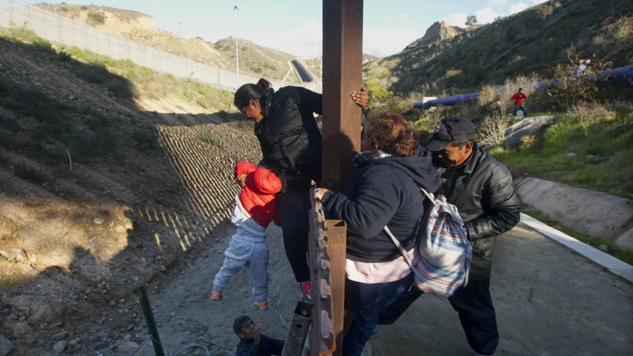 Masked Traffickers Dropping Off Migrants at Southern Border on ATVs, Dirt Bikes: Reporter