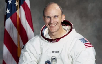 Ken Mattingly, Astronaut Who Helped Apollo 13 Crew Return Safely Home, Dies at 87