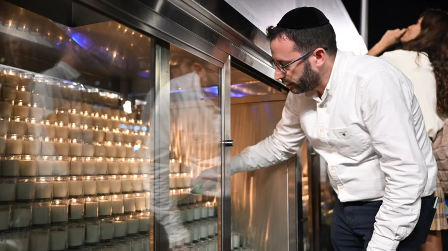Candle-Lighting Ceremony at Jerusalem’s Western Wall to Mark 30 Days Since Hamas Attack