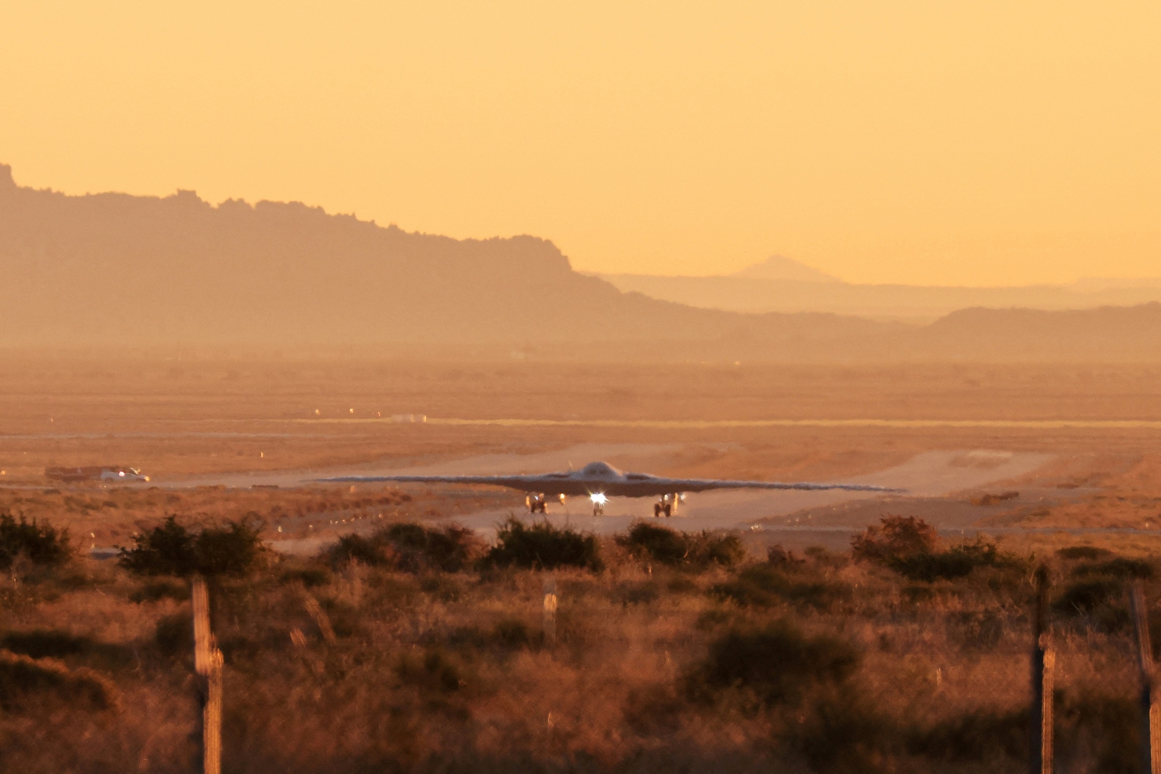 Air Force’s New B-21 Raider ‘Flying Wing’ Bomber Takes First Flight | NTD