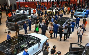 US Lawmakers Call for Tariffs Increase on China-Made Cars Amid CCP’s EV Dominance Concerns